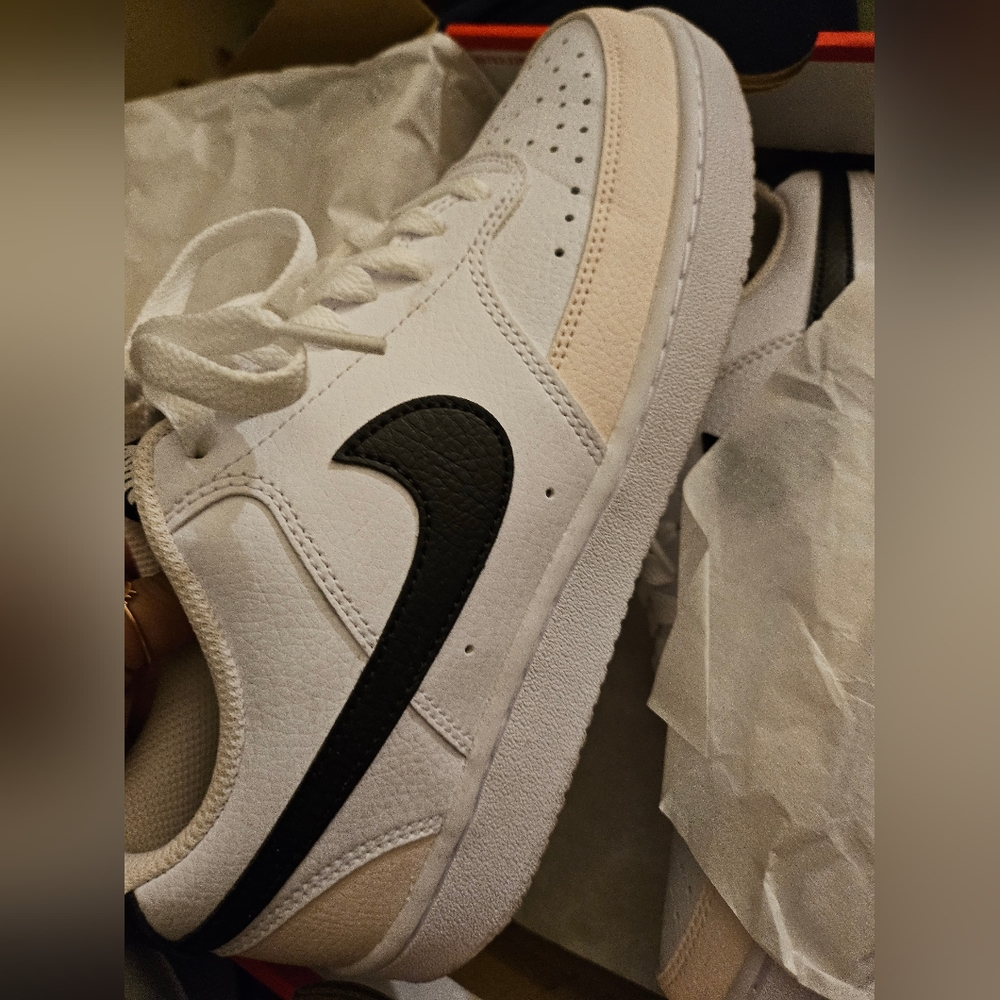 Nike Woman's Court Vision Low